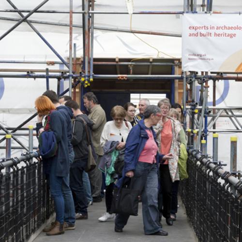 Visitors to the Shakespeare's Curtain Theatre archaeological excavations (c)MOLA