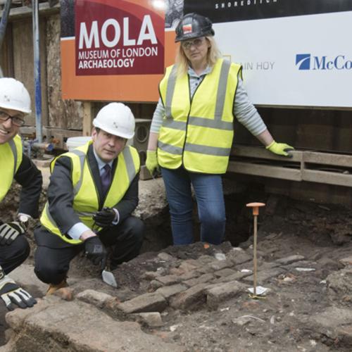 Ed Vaizey visiting the Curtain Theatre archaeology site (c)MOLA